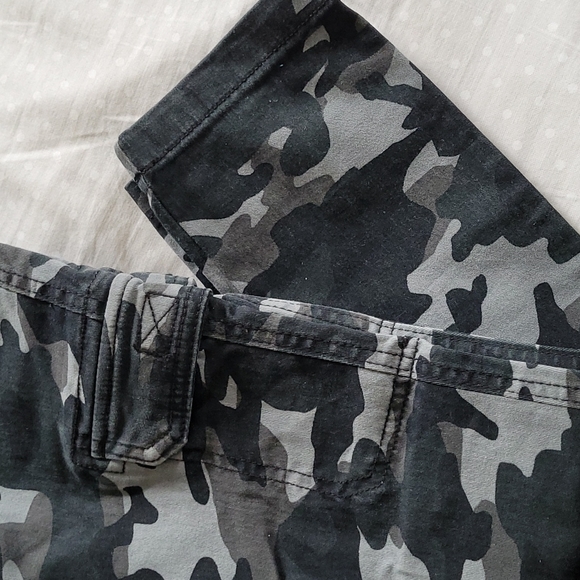 🔶️5 for $30🔶️ Camo Cargo Pants - Picture 3 of 7